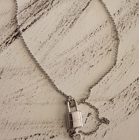 Designer Look Silver Padlock Pendant Necklace - Picture 1 of 3